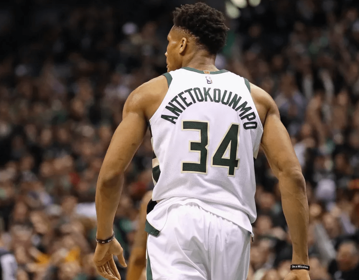 德甲战报：凯恩替补登场戴帽，拜仁5-0狂胜十人斯图加特（德甲：凯恩替补上演帽子戏法，拜仁5-0横扫十人斯图加特）