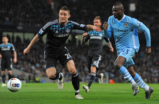 乔治娜晒在卡塔尔海边照片，蓝色紧身连衣裙尽显曼妙身姿（乔治娜分享卡塔尔海边美照，蓝色紧身裙勾勒婀娜曲线）