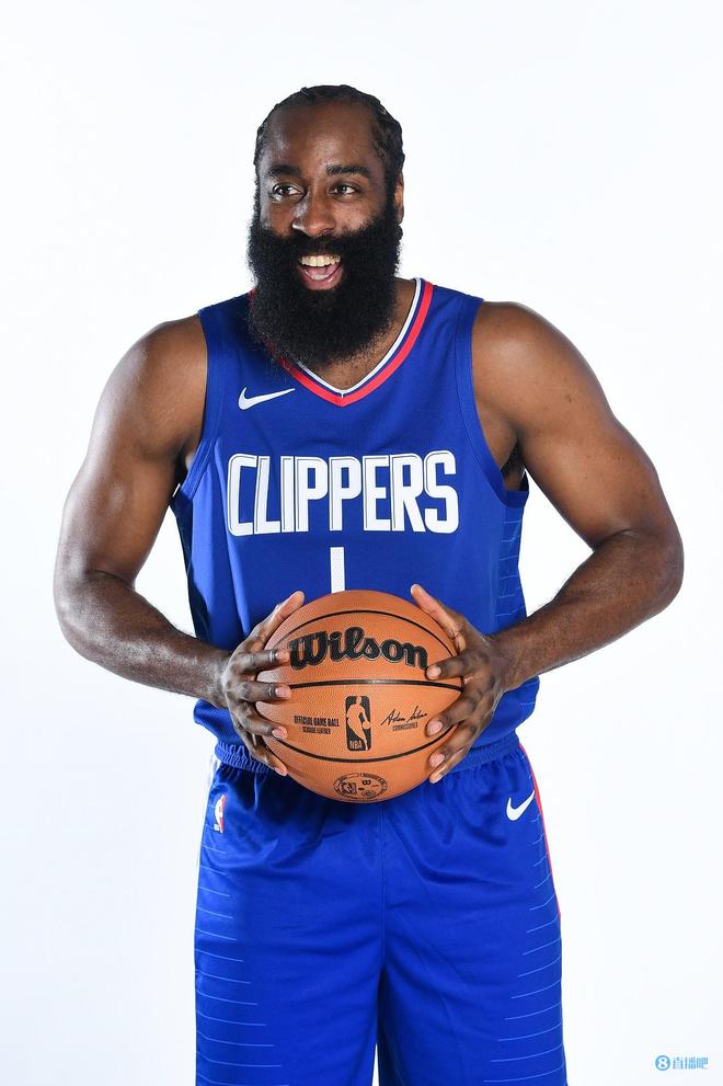 酋长球场稳坐榜首 阿森纳完胜布伦特福德（阿森纳主场大胜布伦特福德 继续领跑积分榜）