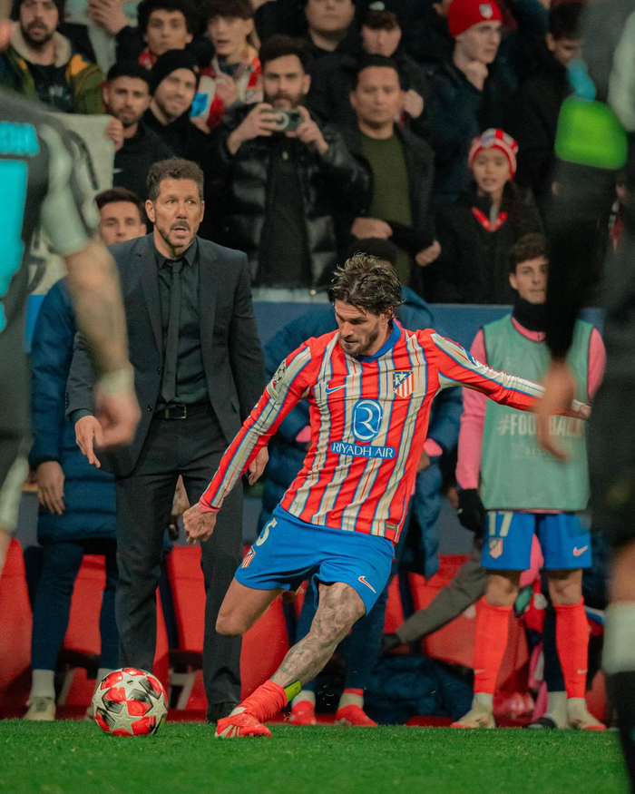 曼联考虑签下巴莱巴，期待填补中场空缺，暂无戈麦斯交易计划。