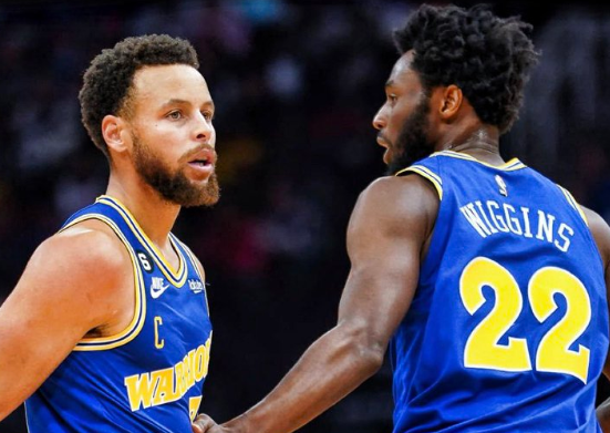 西媒：阿联酋企业慷慨赠送，巴萨球员喜获黄金iPhone（西媒：阿联酋企业豪赠金版iPhone，巴萨球员集体获礼）