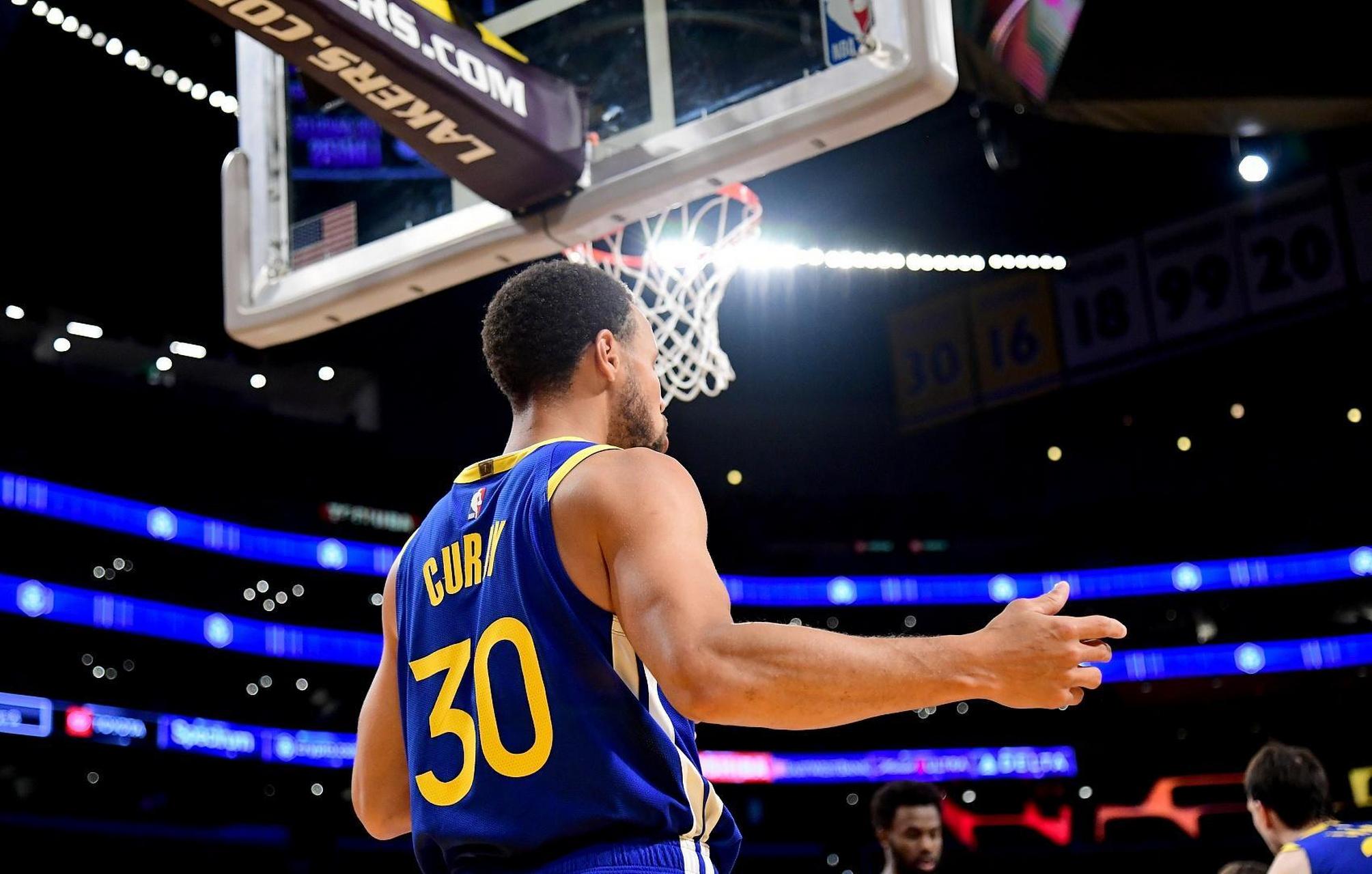 翻修球场，“连滚带爬”为的是“从从容容”（球场翻修：此刻忙乱，只为日后从容）